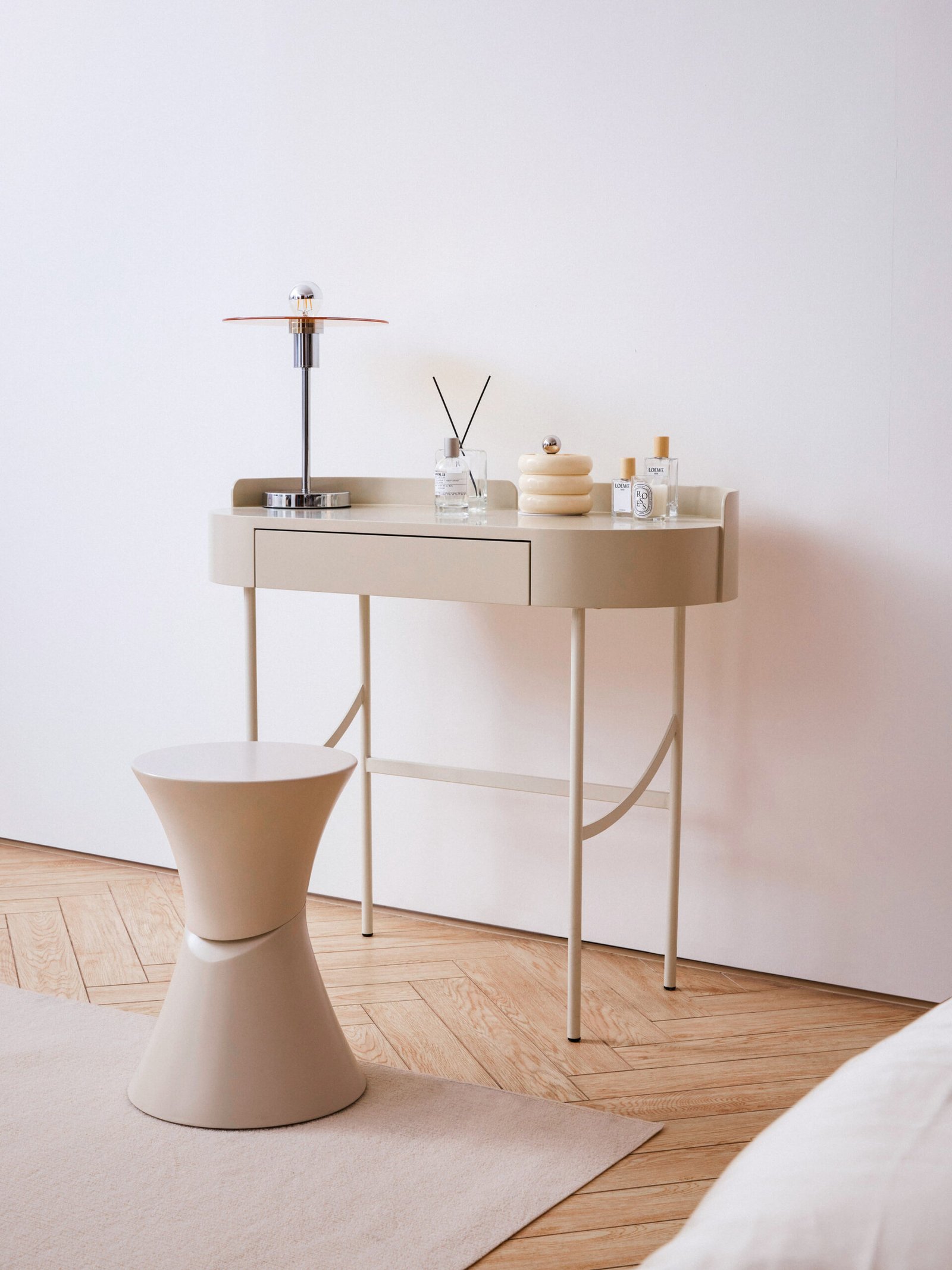 Oval Elegant Fashion Makeup Table HE6284