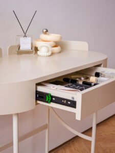 Oval Elegant Fashion Makeup Table HE6284