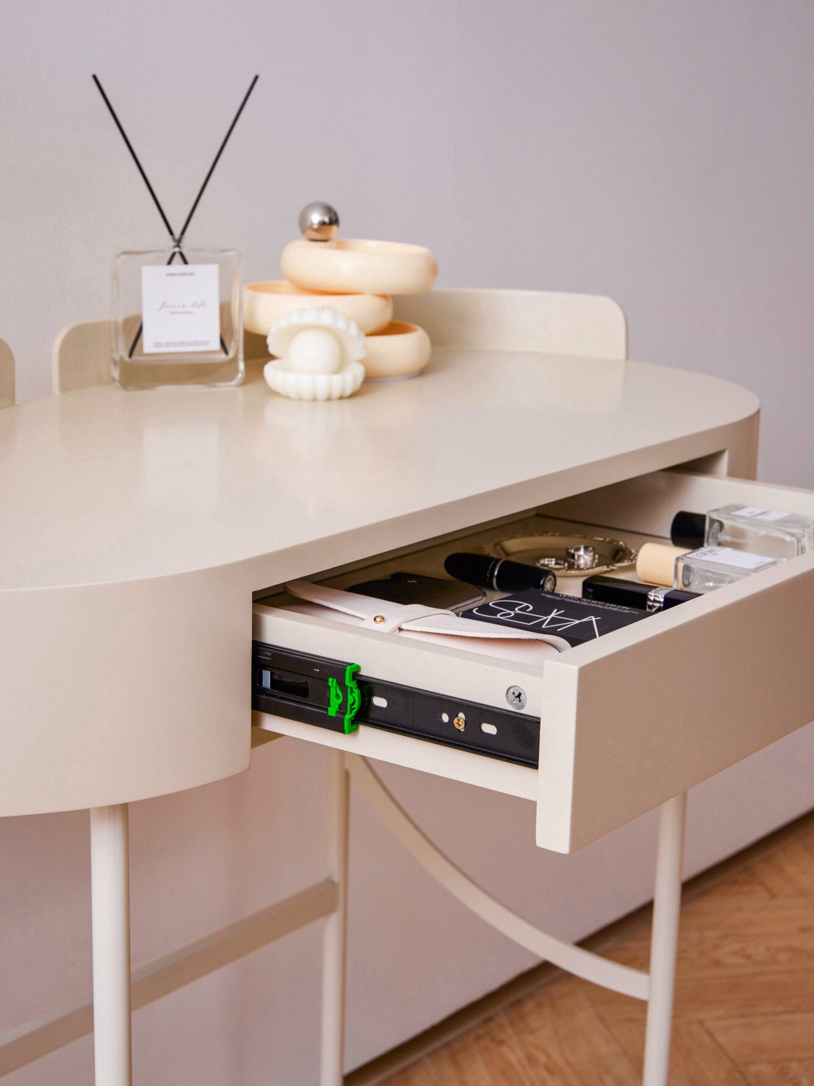 Oval Elegant Fashion Makeup Table HE6284