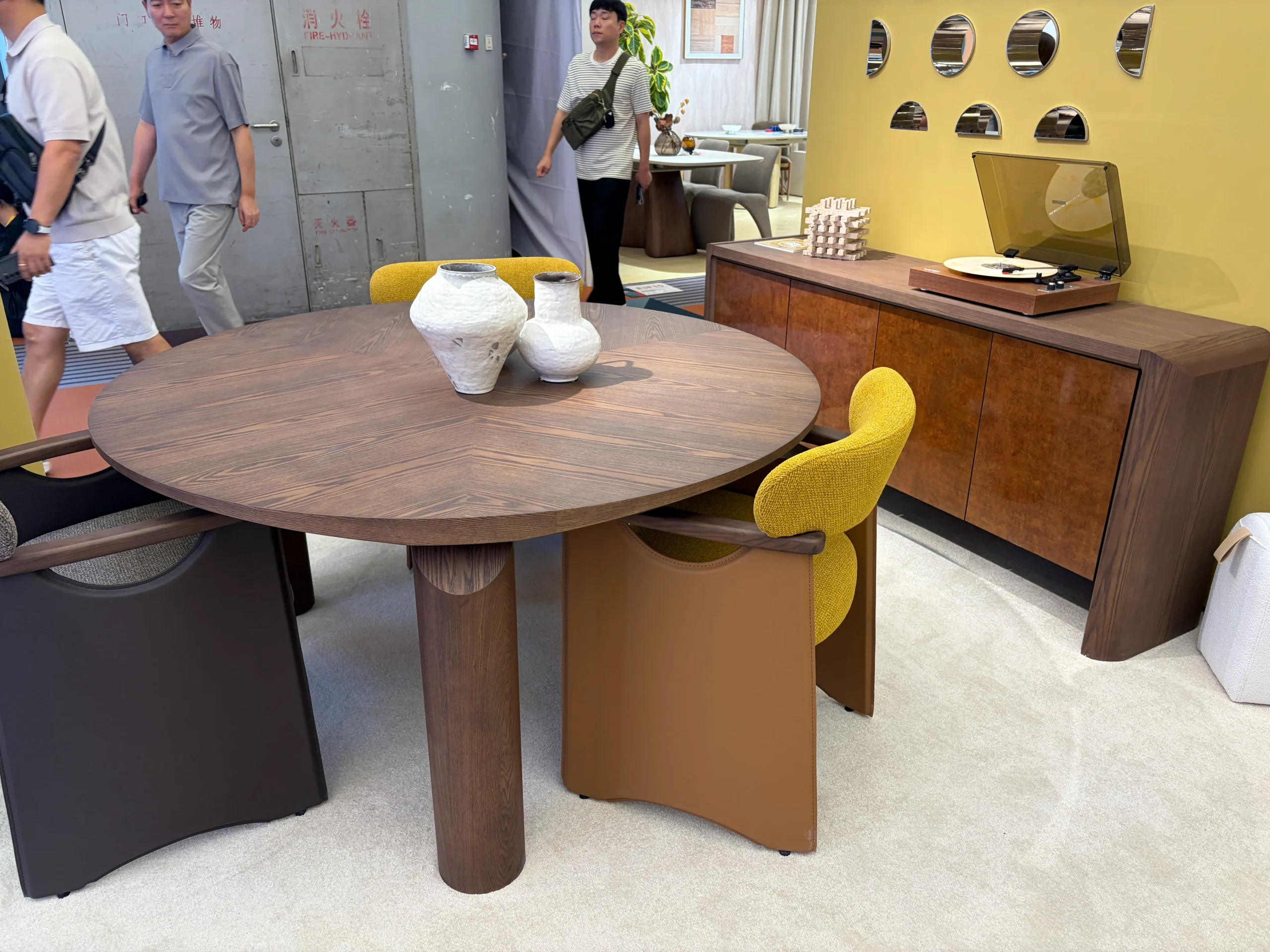 Classic Ash Wood Round Table A983