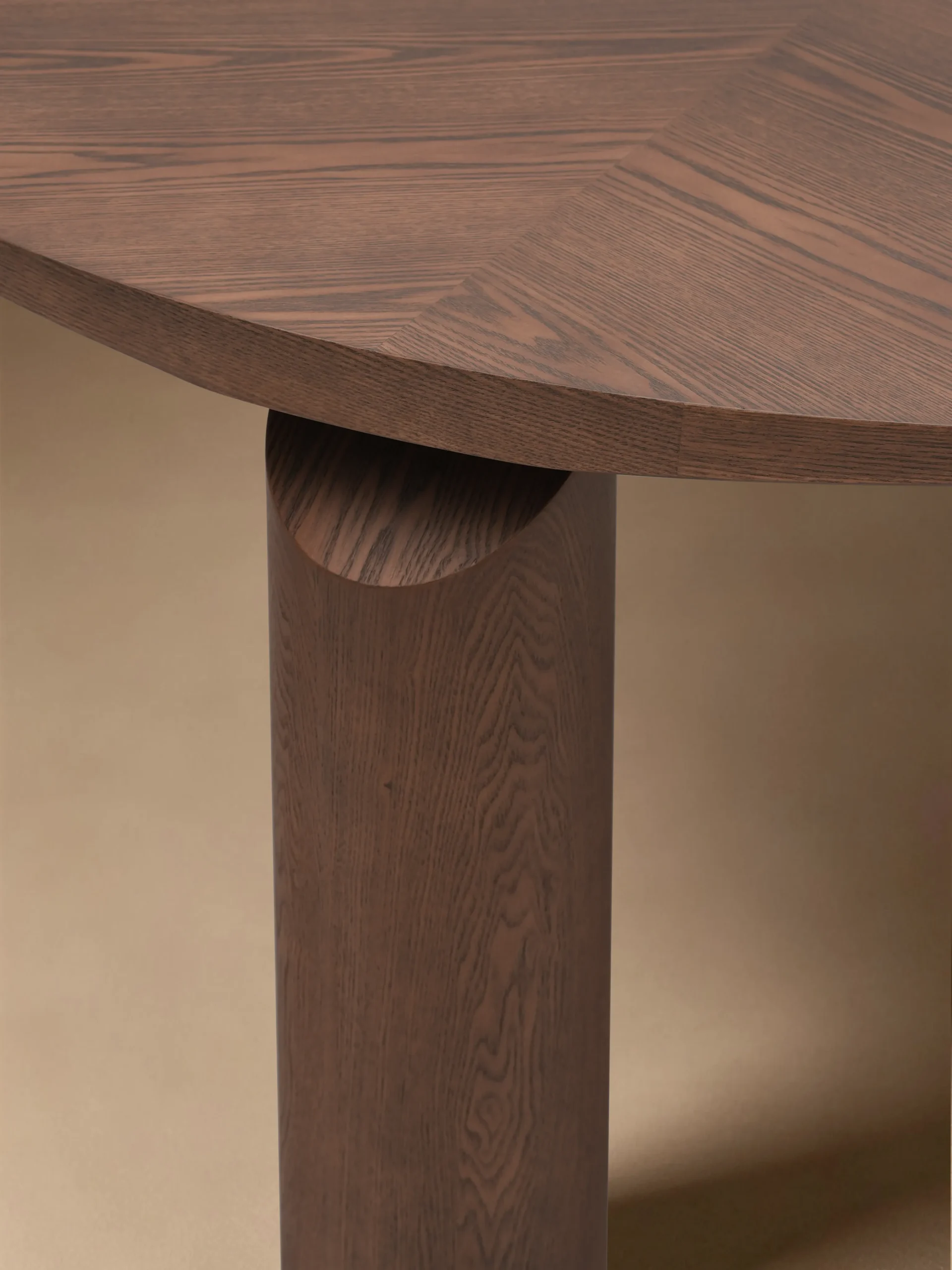 Classic Ash Wood Round Table A983